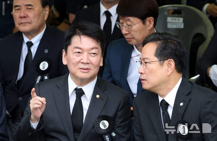 [부산=뉴시스] 하경민 기자 = 국민의힘 안철수 국회의원이 25일 부산 남구 유엔기념공원에서 열린 '제75주년 6·25전쟁 참전 유엔전몰용사 추모제'에 참석, 박수영 의원과 대화하고 있다. 2025.06.25. yulnetphoto@newsis.com