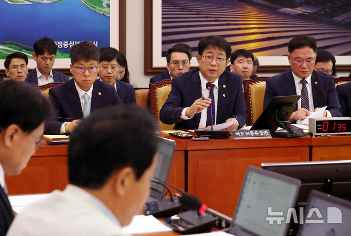 [서울=뉴시스] 고승민 기자 = 25일 서울 여의도 국회에서 열린 제416회 국회(임시회) 국토교통위원회 제1차 전체회의에서 박상우 국토교통부 장관이 의원 질의에 답하고 있다. 2025.06.25. kkssmm99@newsis.com