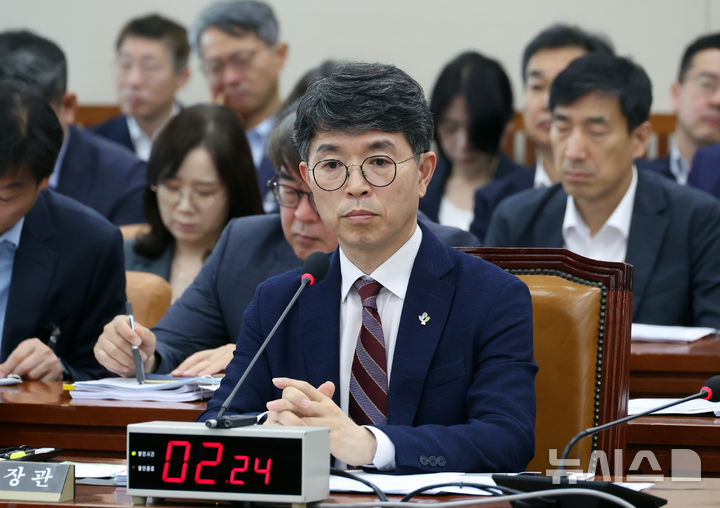 [서울=뉴시스] 고승민 기자 = 25일 서울 여의도 국회에서 열린 제416회 국회(임시회) 환경노동위원회 제1차 전체회의에서 김완섭 환경부 장관이 생각에 잠겨 있다. 2025.06.25. kkssmm99@newsis.com