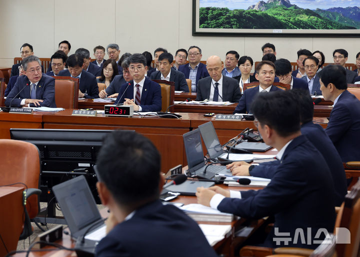 [서울=뉴시스] 고승민 기자 = 25일 서울 여의도 국회에서 열린 제416회 국회(임시회) 환경노동위원회 제1차 전체회의에서 김민석 고용노동부 장관 직무대행이 의원 질의에 답하고 있다. 2025.06.25. kkssmm99@newsis.com