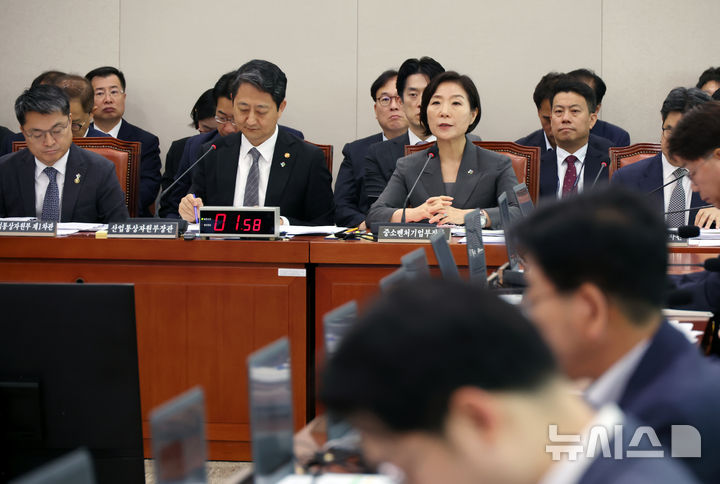 [서울=뉴시스] 고승민 기자 = 25일 서울 여의도 국회에서 열린 제416회 국회(임시회) 산업통상자원중소벤처기업위원회 제1차 전체회의에서 오영주 중소벤처기업부 장관이 의원 질의에 답하고 있다. 2025.06.25. kkssmm99@newsis.com