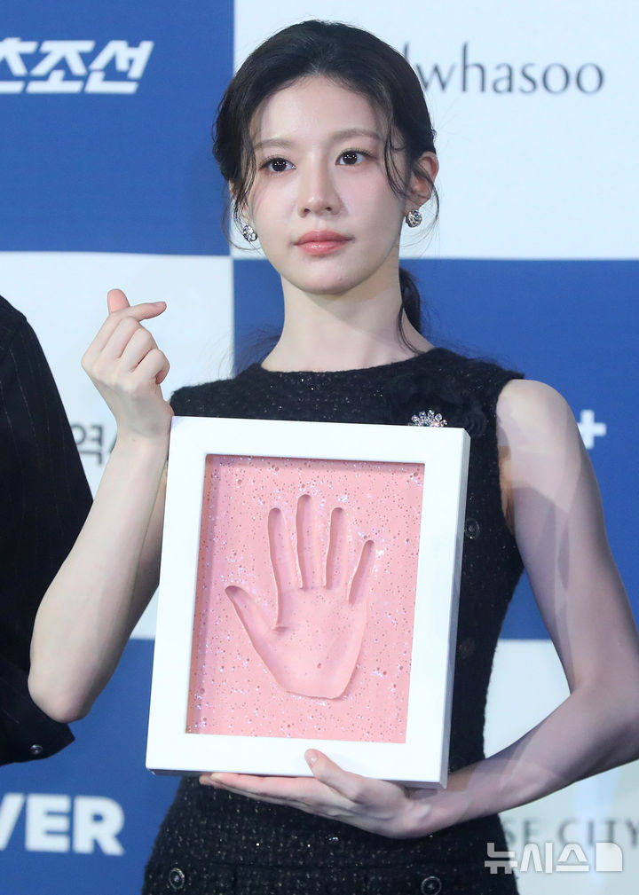 [서울=뉴시스] 김혜진 기자 = 배우 고윤정이 25일 오전 서울 영등포구 CGV 여의도에서 열린 제4회 청룡시리즈어워즈 핸드프린팅 행사에서 포즈를 취하고 있다. 2025.06.25. jini@newsis.com
