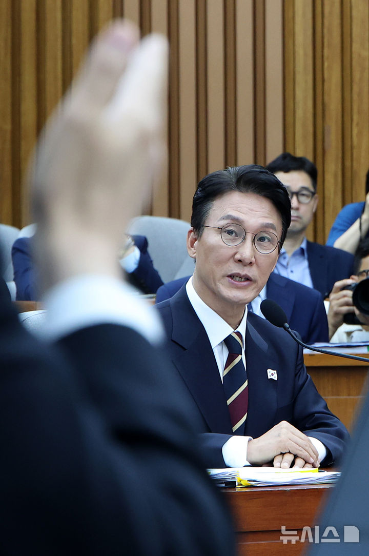 [서울=뉴시스] 김금보 기자 = 김민석 국무총리 후보자가 25일 서울 여의도 국회에서 열린 인사청문회에서 주진우 국민의힘 의원 질문에 답하고 있다. 2025.06.25. kgb@newsis.com