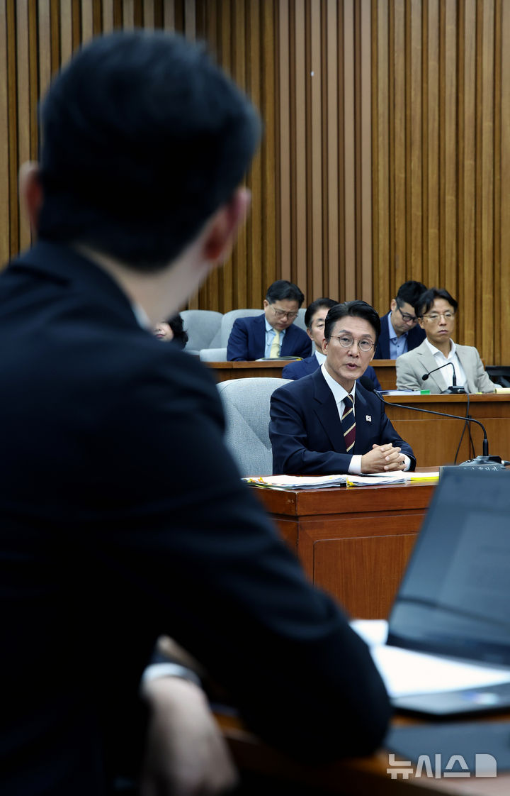 [서울=뉴시스] 김금보 기자 = 김민석 국무총리 후보자가 25일 서울 여의도 국회에서 열린 인사청문회에서 주진우 국민의힘 의원 질문에 답하고 있다. 2025.06.25. kgb@newsis.com