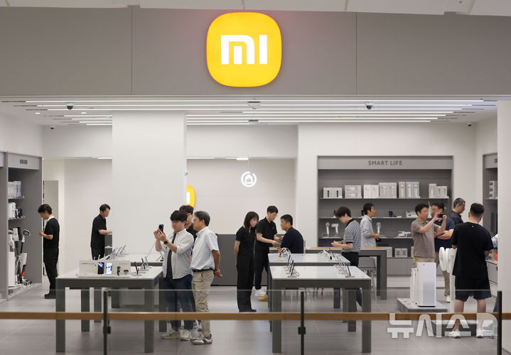 [서울=뉴시스] 김선웅 기자 = 샤오미코리아가 25일 서울 여의도 IFC몰에 오픈한 국내 첫 공식 오프라인 매장 Xiaomi 스토어 서울 IFC몰 여의도점에서 방문 고객들이 제품을 살펴보고 있다. 이날 오픈한 샤오미스토어는 제품 직영 판매와 A/S 서비스가 결합된 국내 최초 통합형 매장으로 샤오미가 지향하는 뉴 리테일 전략을 국내 시장에서 처음 선보이는 공간이다. 2025.06.25. mangusta@newsis.com