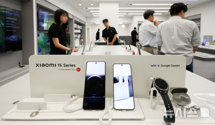 [서울=뉴시스] 김선웅 기자 = 샤오미코리아가 28일 서울 여의도 IFC몰에 정식 오픈하는 국내 첫 공식 오프라인 매장 Xiaomi 스토어 서울 IFC몰 여의도점에서 방문 고객들이 제품을 살펴보고 있다. 2025.06.25. mangusta@newsis.com