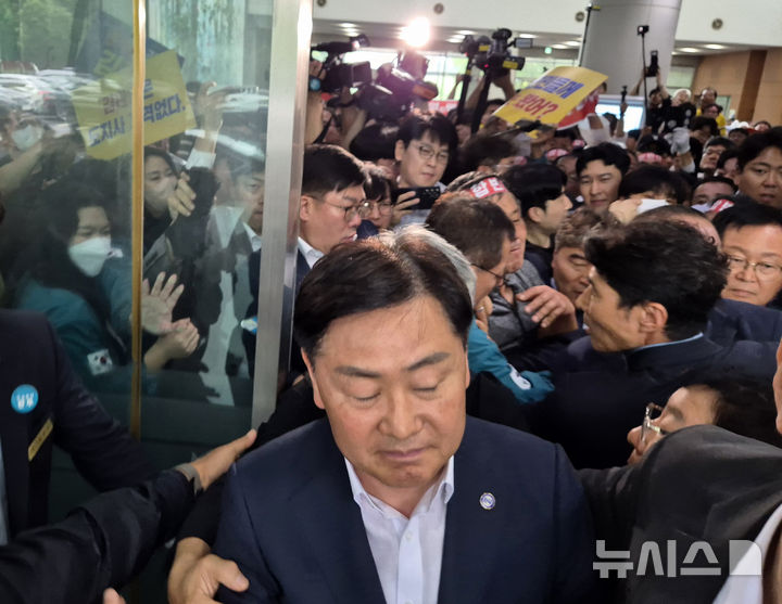 [완주=뉴시스] 김얼 기자 = 완주군민과의 대화를 위해 완주군청을 찾은 김관영 전북특별자치도지사가 25일 전북 완주군청에서 대화를 거부하는 완주-전주 통합반대 완주군민대책위원회의 거센 항의에 장내를 빠져나오고 있다. 2025.06.25. pmkeul@newsis.com