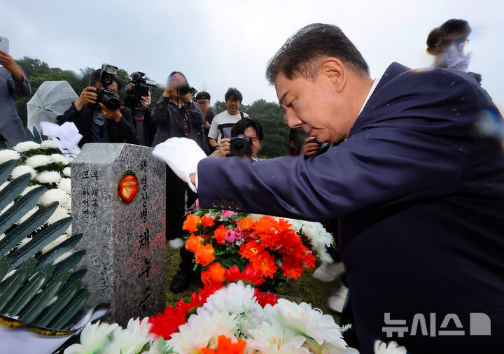 [대전=뉴시스] 김명년 기자 = 김병기 더불어민주당 대표 직무대행 겸 원내대표가 25일 대전 유성구 국립대전현충원 고 채수근 상병 묘역을 참배하고 있다. 2025.06.25. kmn@newsis.com