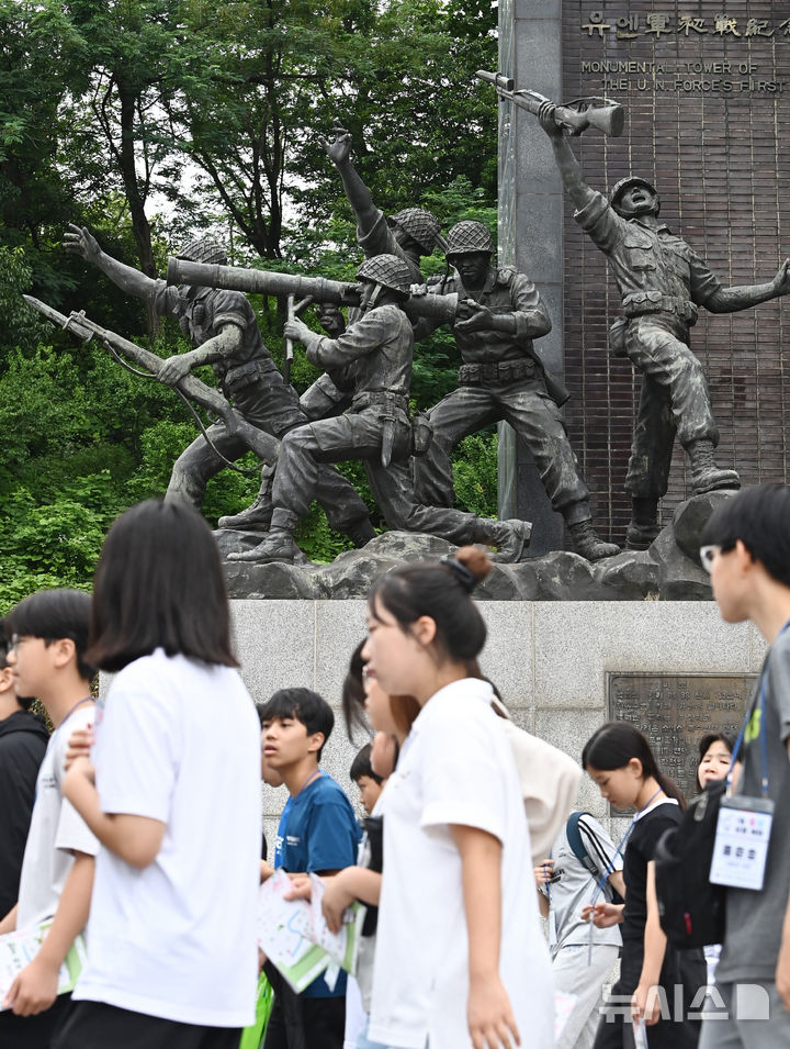 [오산=뉴시스] 김종택 기자 = 6·25 전쟁 75주년인 25일 경기 오산시 죽미령 평화공원을 찾은 학생들이 유엔군 초전기념비에 헌화한 뒤 이동하고있다. 2025.06.25. jtk@newsis.com