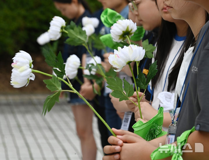 [오산=뉴시스] 김종택 기자 = 6·25 전쟁 75주년인 25일 경기 오산시 죽미령 평화공원을 찾은 학생들이 유엔군 초전기념비에 헌화하고 있다. 2025.06.25. jtk@newsis.com
