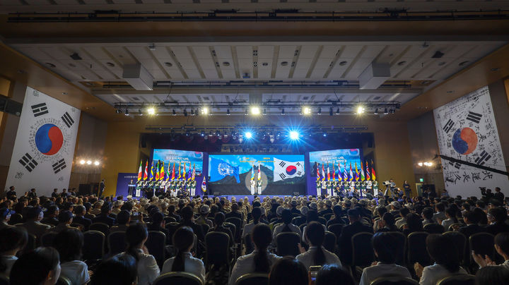 [서울=뉴시스] 25일 오전 대전 유성구 대전컨벤션센터에서 열린 6.25전쟁 제75주년 기념식에서 22개국 참전국기가 입장하고 있다. (사진=국가보훈부 제공) 2025.06.25. photo@newsis.com *재판매 및 DB 금지
