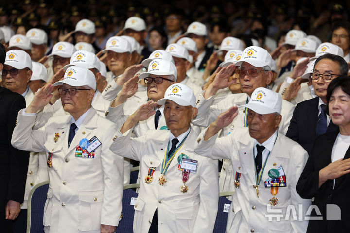 [대전=뉴시스] 김명년 기자 = 25일 대전 유성구 대전컨벤션센터에서 열린 6·25전쟁 제75주년 행사에서 참전 유공자들이 경례하고 있다. 2025.06.25. kmn@newsis.com