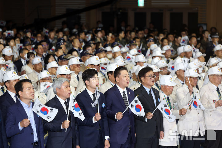 [대전=뉴시스] 김명년 기자 = 25일 대전 유성구 대전컨벤션센터에서 열린 6·25전쟁 제75주년 행사에서 참석자들이 6·25의 노래를 부르고 있다. 2025.06.25. kmn@newsis.com