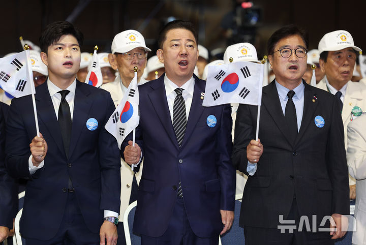 [대전=뉴시스] 김명년 기자 = 우원식(오른쪽부터) 국회의장과 김병기 더불어민주당 원내대표, 김용태 국민의힘 비상대책위원장이 25일 대전 유성구 대전컨벤션센터에서 열린 6·25전쟁 제75주년 행사에서 묵념하고 있다. 2025.06.25. kmn@newsis.com