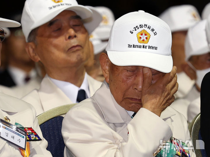 [대전=뉴시스] 김명년 기자 = 25일 대전 유성구 대전컨벤션센터에서 열린 6·25전쟁 제75주년 행사에서 한 참전 유공자가 눈물을 흘리고 있다. 2025.06.25. kmn@newsis.com