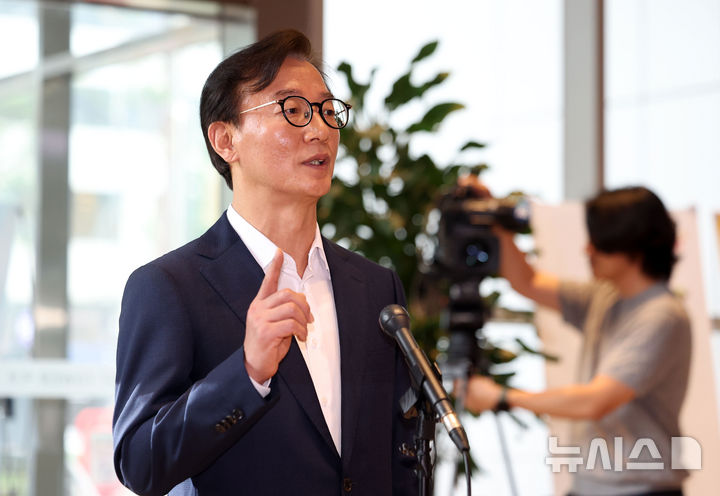 [서울=뉴시스] 김선웅 기자 = 전재수 해양수산부 장관 후보자가 25일 서울 마포구 포스트타워 마포에 마련된 인사청문회 준비 사무실로 출근하며 취재진과 만나 질의응답을 하고 있다. 2025.06.25. mangusta@newsis.com