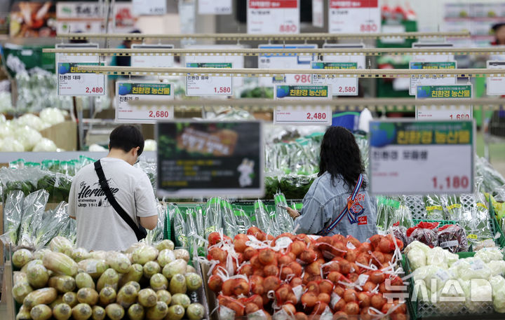 [서울=뉴시스] 조성우 기자 = 서울 한 대형마트에서 시민이 장을 보고 있다. 2025.06.25. xconfind@newsis.com