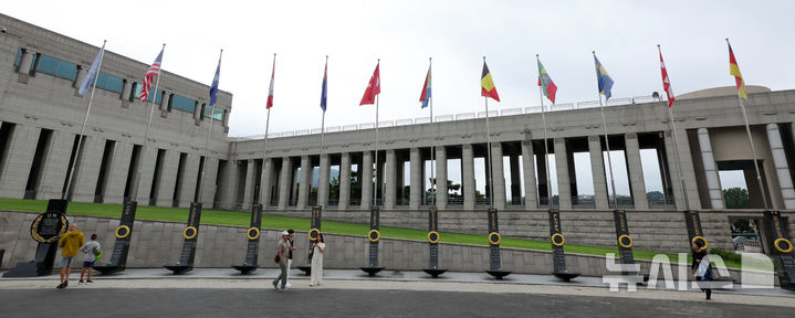 [서울=뉴시스] 배훈식 기자 = 6·25 전쟁 75주년인 25일 오후 서울 용산구 전쟁기념관을 찾은 관람객들이 6·25 전쟁 참전국 기념비를 바라보고 있다. 2025.06.25. dahora83@newsis.com