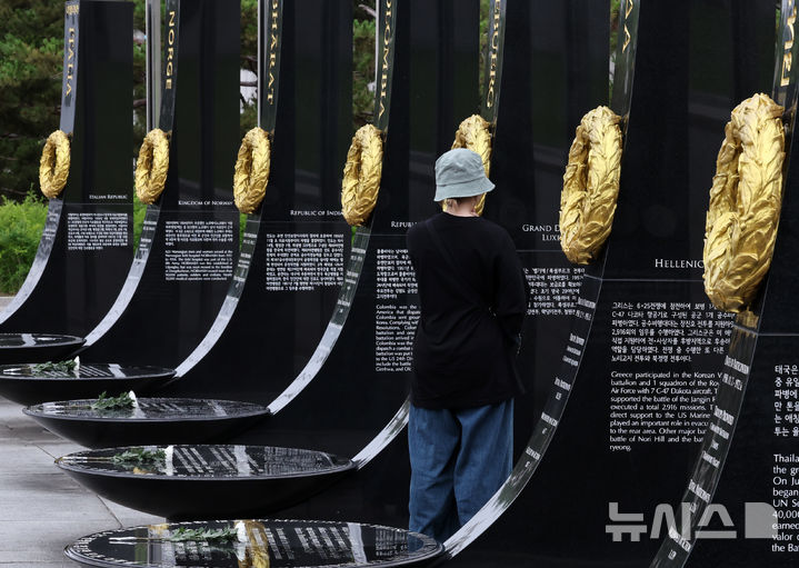[서울=뉴시스] 배훈식 기자 = 6·25 전쟁 75주년인 25일 오후 서울 용산구 전쟁기념관을 찾은 한 관람객이 6·25 전쟁 참전국 기념비를 바라보고 있다. 2025.06.25. dahora83@newsis.com