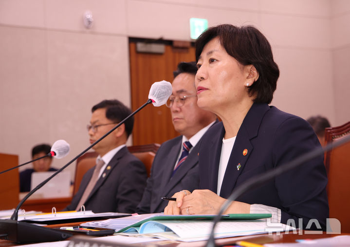 [서울=뉴시스] 김금보 기자 = 송미령 농림축산식품부 장관이 25일 오후 서울 여의도 국회에서 열린 농림축산식품해양수산위원회 전체회의에서 발언을 하고 있다. 2025.06.25. kgb@newsis.com