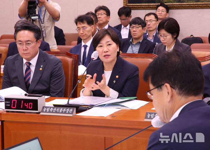 [서울=뉴시스] 김금보 기자 = 송미령 농림축산식품부 장관이 25일 오후 서울 여의도 국회에서 열린 농림축산식품해양수산위원회 전체회의에서 발언을 하고 있다. 2025.06.25. kgb@newsis.com