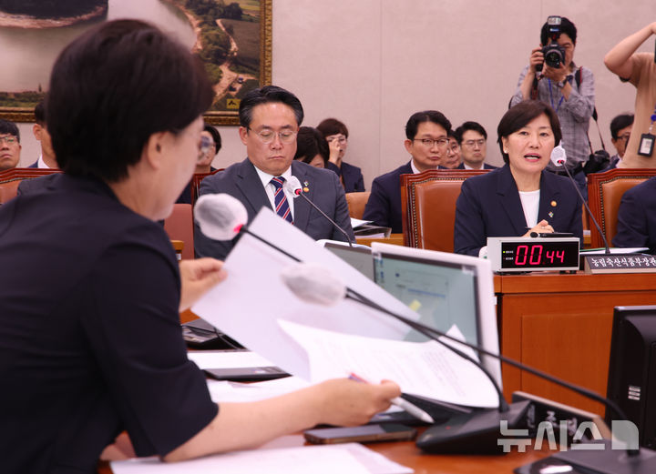 [서울=뉴시스] 김금보 기자 = 송미령 농림축산식품부 장관이 25일 오후 서울 여의도 국회에서 열린 농림축산식품해양수산위원회 전체회의에서 발언을 하고 있다. 2025.06.25. kgb@newsis.com