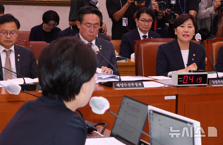 [서울=뉴시스] 김금보 기자 = 송미령 농림축산식품부 장관이 25일 오후 서울 여의도 국회에서 열린 농림축산식품해양수산위원회 전체회의에서 발언을 하고 있다. 2025.06.25. kgb@newsis.com