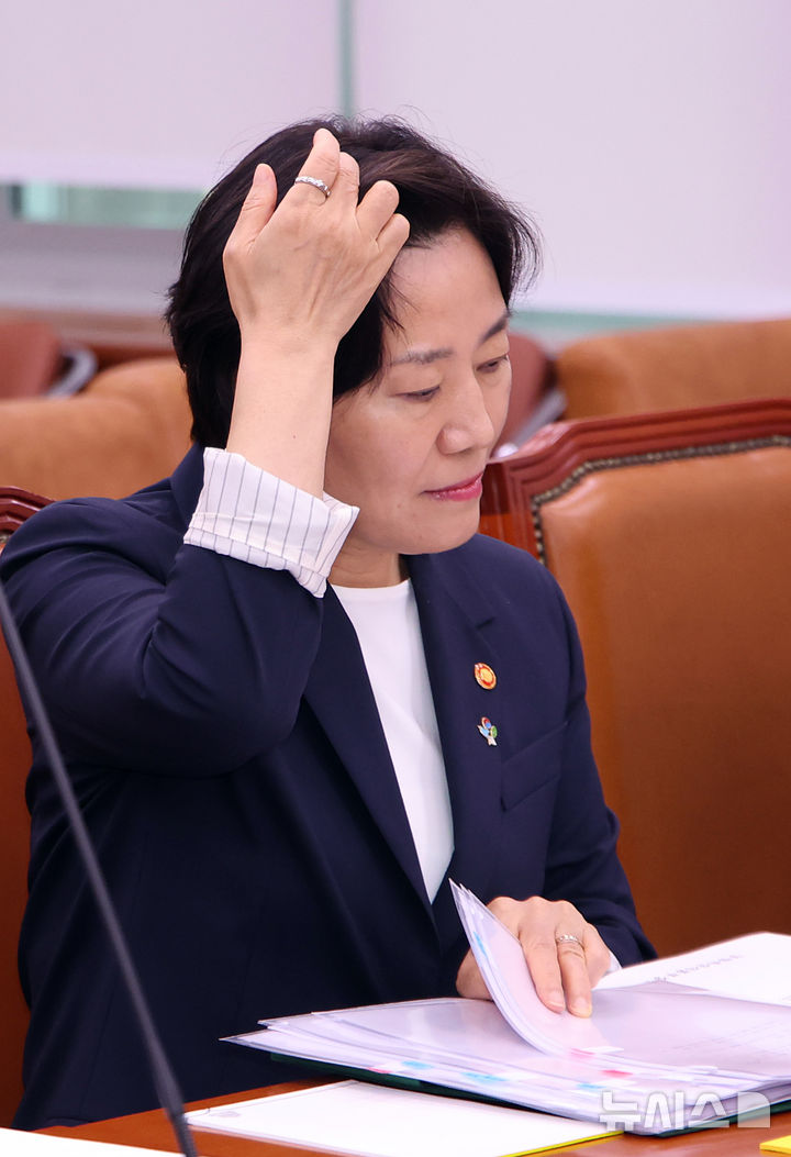 [서울=뉴시스] 김금보 기자 = 송미령 농림축산식품부 장관이 25일 오후 서울 여의도 국회에서 열린 농림축산식품해양수산위원회 전체회의에서 머리카락을 정리하고 있다. 2025.06.25. kgb@newsis.com