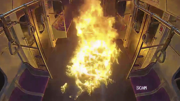 [서울=뉴시스] 지난 달 31일 오전 8시 42분쯤 60대 남성 원 모 씨가 지하철 5호선 여의나루역과 마포역 간 터널 구간을 달리는 열차에 불을 지르고 있다. 서울남부지검 ‘지하철 5호선 방화사건’ 전담수사팀(팀장 손상희 부장검사)은 25일 살인미수 및 현존전차방화치상죄 위반 등 혐의로 원모씨(67)를 구속기소했다고 밝혔다.(사진=서울남부지검 제공) 2025.06.25. photo@newsis.com *재판매 및 DB 금지