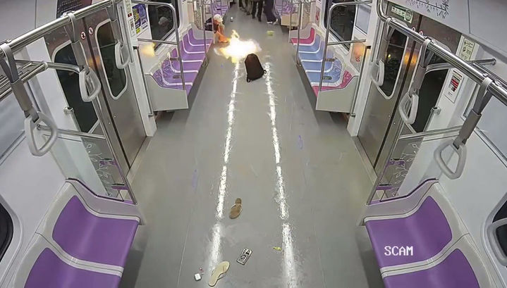 [서울=뉴시스] 지난 달 31일 오전 8시 42분쯤 60대 남성 원 모 씨가 지하철 5호선 여의나루역과 마포역 간 터널 구간을 달리는 열차에 불을 지르고 있다. 서울남부지검 ‘지하철 5호선 방화사건’ 전담수사팀(팀장 손상희 부장검사)은 25일 살인미수 및 현존전차방화치상죄 위반 등 혐의로 원모씨(67)를 구속기소했다고 밝혔다.(사진=서울남부지검 제공) 2025.06.25. photo@newsis.com *재판매 및 DB 금지