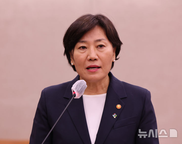 [서울=뉴시스] 김금보 기자 = 송미령 농림축산식품부 장관이 25일 오후 서울 여의도 국회에서 열린 농림축산식품해양수산위원회 전체회의에서 발언을 하고 있다. 2025.06.25. kgb@newsis.com