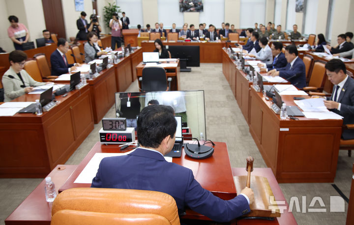 [서울=뉴시스] 김금보 기자 = 성일종 국회 국방위원회 위원장이 25일 오후 서울 여의도 국회에서 열린 국방위원회 전체회의에서 의사봉을 두드리고 있다. 2025.06.25. kgb@newsis.com