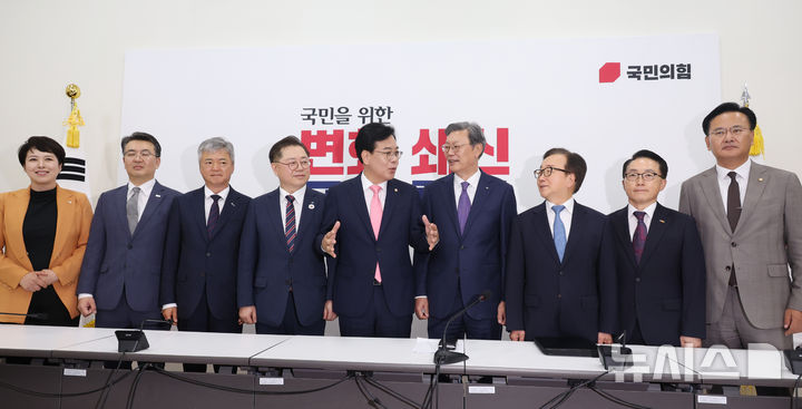 [서울=뉴시스] 고승민 기자 = 송언석 국민의힘 원내대표가 25일 서울 여의도 국회에서 경제6단체 상근부회장단과 기념촬영을 하고 있다. 왼쪽 두번째부터 오기웅 중소기업중앙회 상근부회장, 이인호 한국무역협회 상근부회장, 박일준 대한상공회의소 상근부회장, 송언석 원내대표, 김창범 한국경제인협회 상근부회장, 이동근 한국경영자총협회 상근부회장, 이호준 한국중견기업연합회 상근부회장. 2025.06.23. kkssmm99@newsis.com