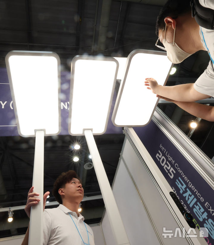 [고양=뉴시스] 전진환 기자 = 25일 경기도 고양시 킨텍스에서 열린 2025 국제광융합엑스포에서 관람객들이 스마트 LED조명을 살펴보고 있다. 2025.06.25. amin2@newsis.com