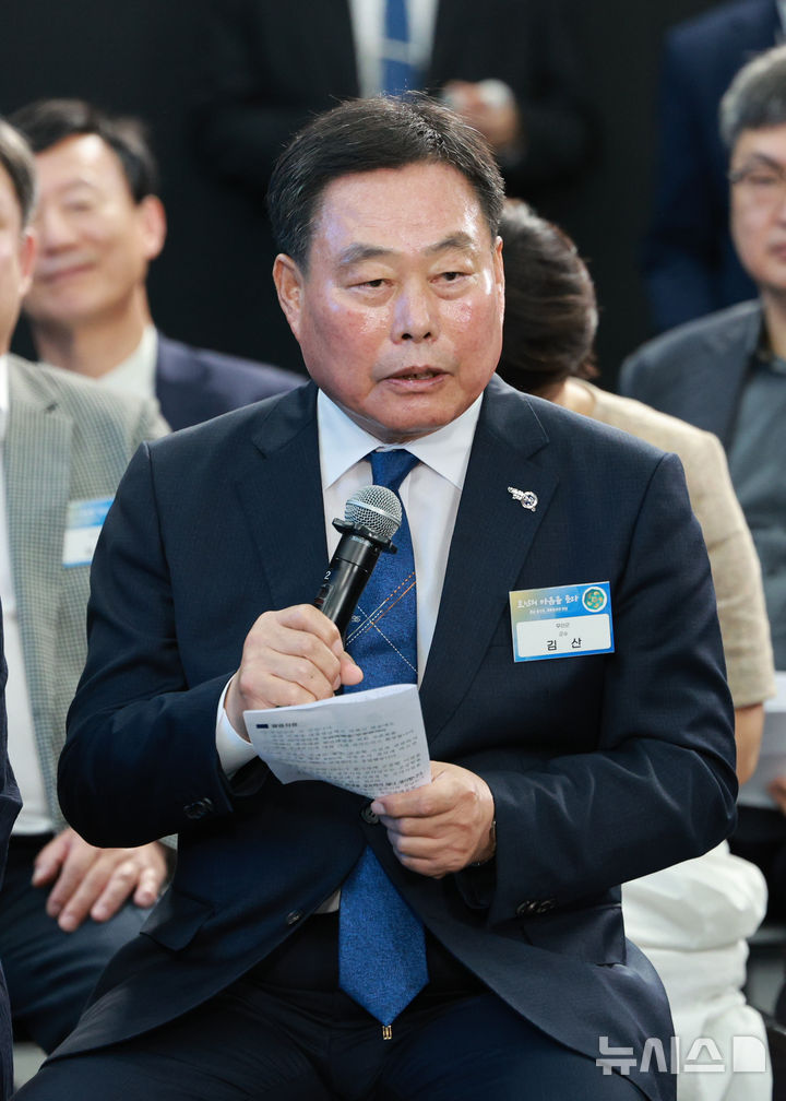 [광주=뉴시스] 고범준 기자 = 김산 전남 무안군수가 25일 광주 국립 아시아문화전당에서 열린 이재명 대통령과의 광주시민, 전남도민 타운홀미팅에서 발언하고 있다. 2025.06.25. bjko@newsis.com