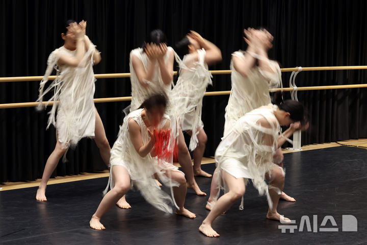 [서울=뉴시스] 박진희 기자 = 제28회 크리틱스초이스댄스페스티벌 제작발표회가 열린 25일 서울 종로구 대학로예술극장에서 차지은 안무가의 작품 'Dance No. 3 풍덩' 시연을 하고 있다. 2025.06.25. pak7130@newsis.com