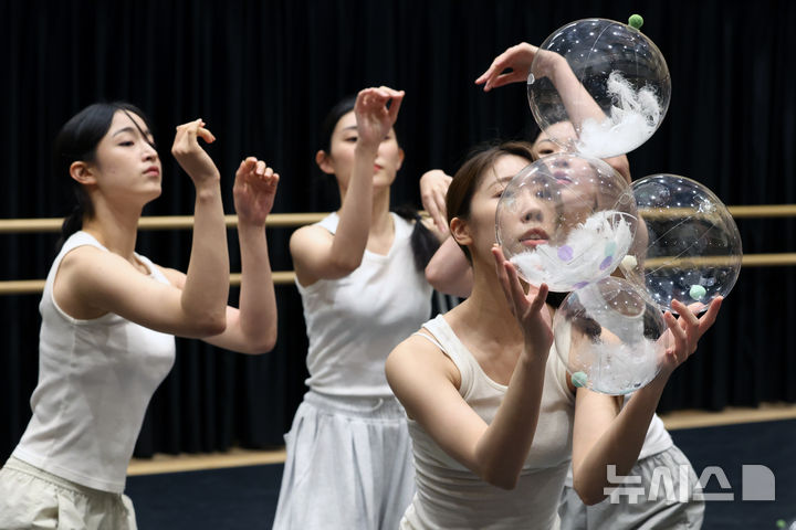 [서울=뉴시스] 박진희 기자 = 제28회 크리틱스초이스댄스페스티벌 제작발표회가 열린 25일 서울 종로구 대학로예술극장에서 박소영 안무가의 작품 '찬란한 침잠' 시연을 하고 있다. 2025.06.25. pak7130@newsis.com