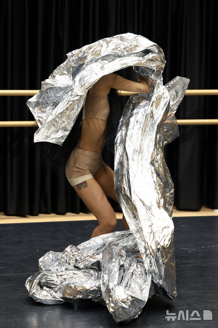 [서울=뉴시스] 박진희 기자 = 제28회 크리틱스초이스댄스페스티벌 제작발표회가 열린 25일 서울 종로구 대학로예술극장에서 방지선 안무가의 작품 '메타(META): 공존의 경계' 시연을 하고 있다. 2025.06.25. pak7130@newsis.com