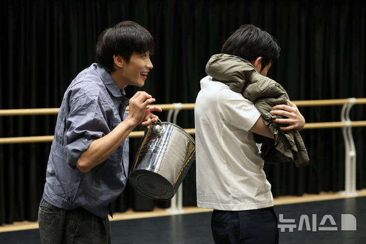 [서울=뉴시스] 박진희 기자 = 제28회 크리틱스초이스댄스페스티벌 제작발표회가 열린 25일 서울 종로구 대학로예술극장에서 권미정 안무가의 작품 '한 살' 시연을 하고 있다. 2025.06.25. pak7130@newsis.com