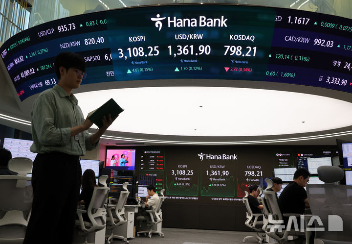 [서울=뉴시스] 배훈식 기자 = (기사와 무관한 사진) 지난 25일 오후 서울 중구 하나은행 딜링룸 전광판. 2025.06.25. dahora83@newsis.com