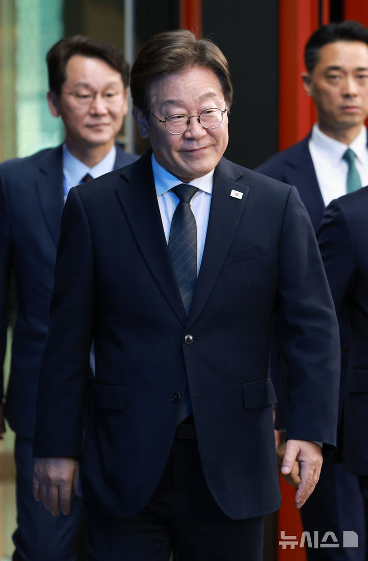 [광주=뉴시스] 고범준 기자 = 이재명 대통령이 25일 광주 국립아시아문화전당에서 열린 광주시민, 전남도민 타운홀미팅에 입장하고 있다. 2025.06.25. bjko@newsis.com