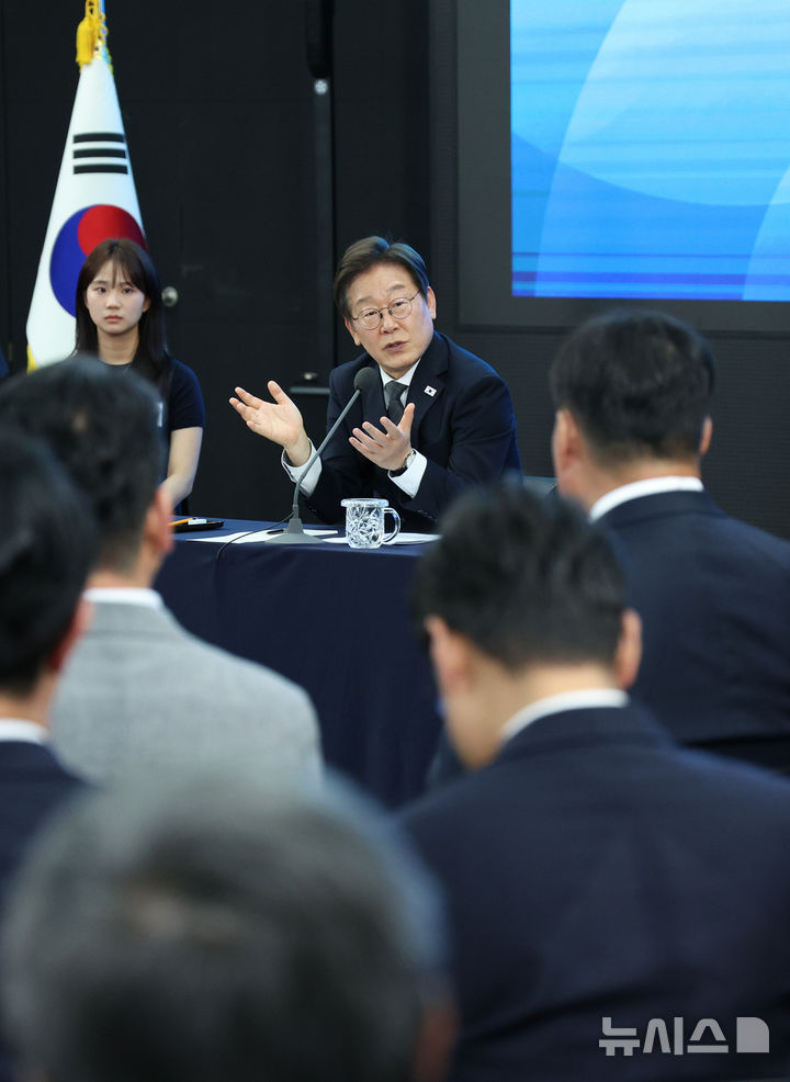 [광주=뉴시스] 고범준 기자 = 25일 광주 국립아시아문화전당에서 열린 이재명 대통령과 광주시민, 전남도민 타운홀미팅이 참석자들로 붐비고 있다. 2025.06.25. bjko@newsis.com