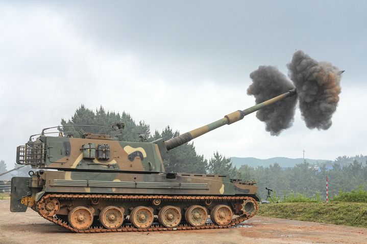 [서울=뉴시스] 6월 25일 서북도서방위사령부 해상사격훈련 간 해병대 연평부대 K-9자주포가 사격을 실시하고 있다. (사진=해병대사령부 제공) 2025.08.18. photo@newsis.com *재판매 및 DB 금지