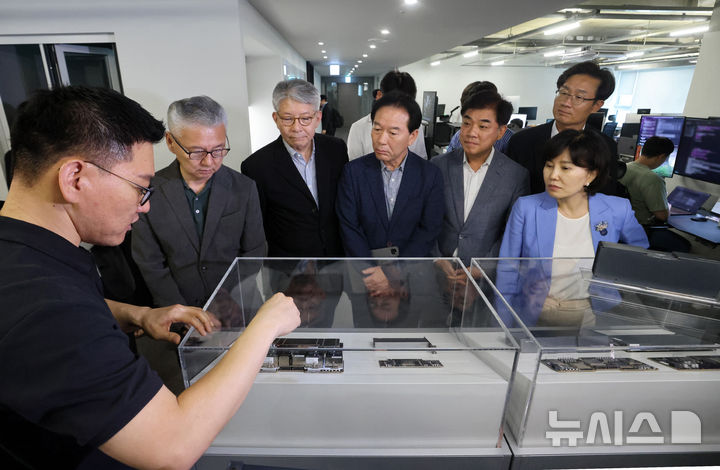 [성남=뉴시스] 김종택 기자 = 정태호 국정기획위원회 경제1분과위원장과 전문위원들이 25일 오후 경기 성남시 AI 반도체 혁신기업 리벨리온을 방문해 간담회에 앞서 박성현 리벨리온 대표에게 NPU(신경망처리장치) 제품에 대한 설명을 듣고 있다. (공동취재) 2025.06.25. photo@newsis.com