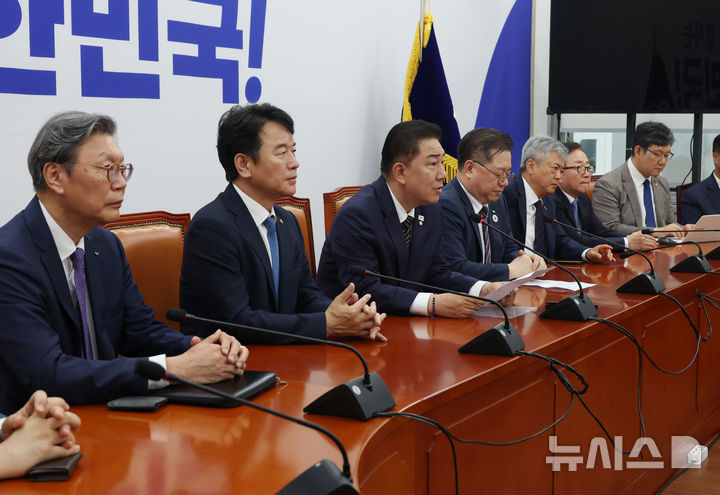 [서울=뉴시스] 고승민 기자 = 김병기 더불어민주당 대표 직무대행 겸 원내대표와 경제6단체 상근부회장들이 25일 서울 여의도 국회에서 면담을 하고 있다. 이날 면담에는 이호준 한국중견기업연합회 상근부회장, 오기웅 중소기업중앙회 상근부회장, 김창범 한국경제인협회 상근부회장, 박일준 대한상공회의소 상근부회장, 이인호 한국무역협회 상근부회장, 이동근 한국경영자총협회 상근부회장이 참석했다. 2025.06.25. kkssmm99@newsis.com