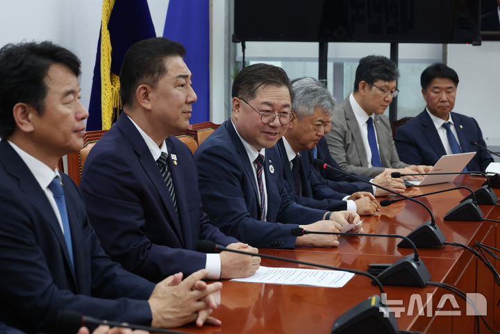 [서울=뉴시스] 고승민 기자 = 박일준 대한상공회의소 상근부회장이 25일 서울 여의도 국회에서 김병기 더불어민주당 대표 직무대행 겸 원내대표 및 원내지도부와의 면담 자리에서 인사말을 하고 있다. 이날 면담에는 이호준 한국중견기업연합회 상근부회장, 오기웅 중소기업중앙회 상근부회장, 김창범 한국경제인협회 상근부회장, 박일준 대한상공회의소 상근부회장, 이인호 한국무역협회 상근부회장, 이동근 한국경영자총협회 상근부회장이 참석했다. 2025.06.19. kkssmm99@newsis.com