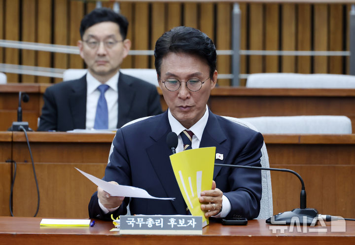 [서울=뉴시스] 고승민 기자 = 김민석 국무총리 후보자가 25일 서울 여의도 국회에서 열린 인사청문회에서 자료를 정리하고 있다. 2025.06.25. kkssmm99@newsis.com