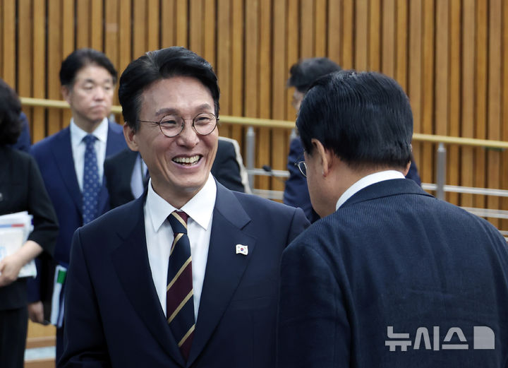 [서울=뉴시스] 고승민 기자 = 김민석 국무총리 후보자가 25일 서울 여의도 국회에서 열린 인사청문회에서 정회 후 황운하 조국혁신당 의원 등과 인사를 나누고 있다. 2025.06.25. kkssmm99@newsis.com