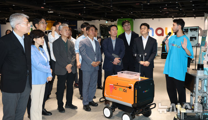 [성남=뉴시스] 김종택 기자 = 정태호 국정기획위원회 경제1분과 위원장과 분과·전문위원이 25일 오후 경기 성남시 수정구 마음AI 사옥을 방문해 다양한 피지컬 AI 로봇을 살펴보고 있다. (공동취재) 2025.06.25. photo@newsis.com