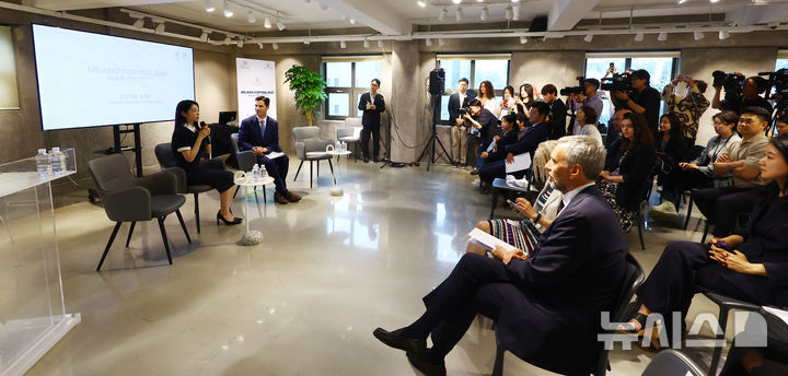 [서울=뉴시스] 박주성 기자 = 25일 오후 서울 강남구 하이 스트리트 이탈리아에서 열린 2026 밀라노 코르티나 동계 올림픽 공식 설명회, “2026 밀라노 코르티나, 세계와 만나다”에서 전 피겨스케이팅 선수 김연아가 발언을 하고 있다. 2025.06.25. park7691@newsis.com